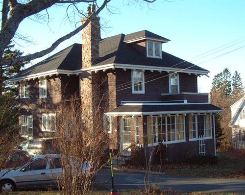 front elevation, Patterson House, Wolfville, NS, 2006; Heritage Division, NS Dept. of Tourism, Culture and Heritage, 2006