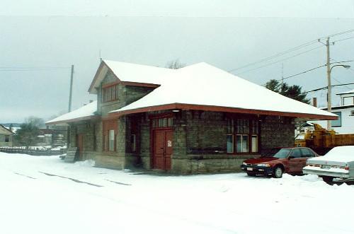 Corner view of the Canadian Pacific Railway Station, showing both the front and side façades, 1991.; C1. Ethnotech inc., 1991.