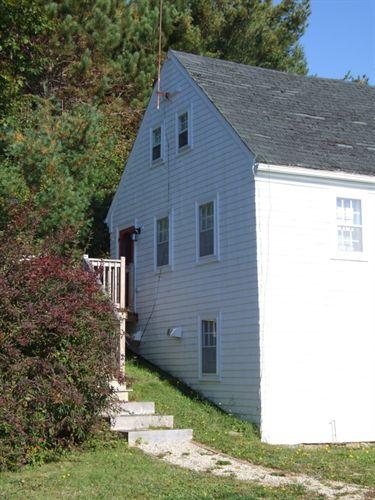 West elevation, Eisenhauer House, Chester Basin, 2006.; Heritage Division, NS Dept. of Tourim, Culture and Heritage, 2006.
