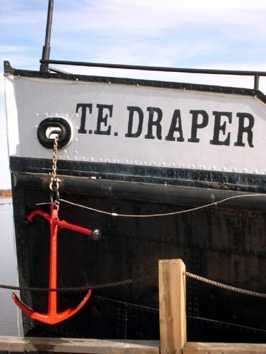 Détail de l'avant du remorqueur T.-E.-Draper; Ministère de la Culture et des Communications, Jean-François Rodrigue, 2004