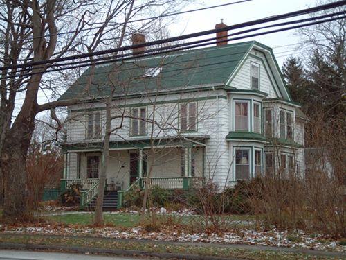 front elevation, DeWolf House, Wolfville, NS, 2006; Heritage Division, NS Dept. of Tourism, Culture and Heritage, 2006