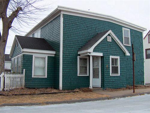 Leadley House, plain facade, verticle sash windows, Dartmouth, Nova Scotia, 2007.; HRM Planning and Development Services, Heritage Property Program, 2007.