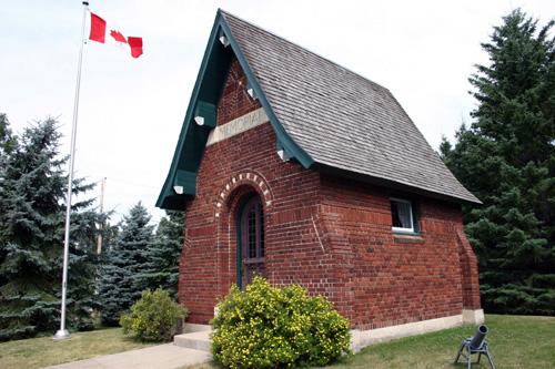 Primary elevations, from the southeast, of Darlingford Memorial and Park, Darlingford, 2006; Historic Resources Branch, Manitoba Culture, Heritage, Tourism and Sport, 2006