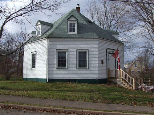 Fraser Octagon House, view from Maple Avenue, Tatamagouche, NS, 2006.; Heritage Division, NS Dept. of Tourism, Culture and Heritage, 2006.