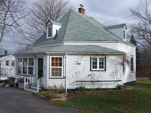Fraser Octagon House, view from Church Street, Tatamagouche, NS, 2006.; Heritage Division, NS Dept. of Tourism, Culture and Heritage, 2006.