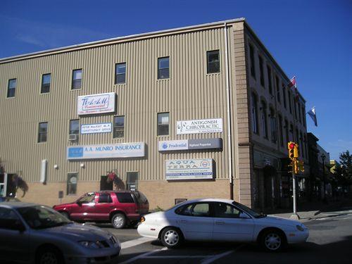 East elevation, Kirk Place, Main Street, Antigonish, NS, 2005.; Heritage Division, NS Dept. of Tourism, Culture and Heritage, 2005.