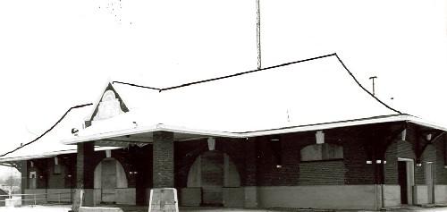 Corner view of Canadian National Railway Station, showing both the front and side façades, 1993.; Agence Parcs Canada / Parks Canada Agency, A. M. de Fort-Menares, 1993.
