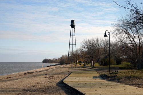 Contextual view, from the north, of the Winnipeg Beach Canadian Pacific Railway Water Tower, Winnipeg Beach, 2006; Historic Resources Branch, Manitoba Culture, Heritage, Tourism and Sport, 2006