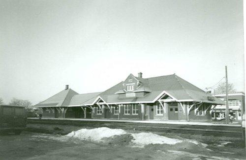 Corner view of Former Intercolonial Railway Station, showing both the rear and side façades, 1993.; Agence Parcs Canada / Parks Canada Agency, Gwen Martin, 1993.