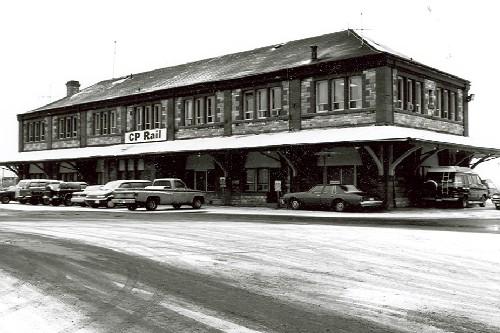 Corner view of Canadian Pacific Railway Station, showing both the front and side façades, 1992.; Agence Parcs Canada / Parks Canada Agency, A. M. de Fort-Menares, 1992.