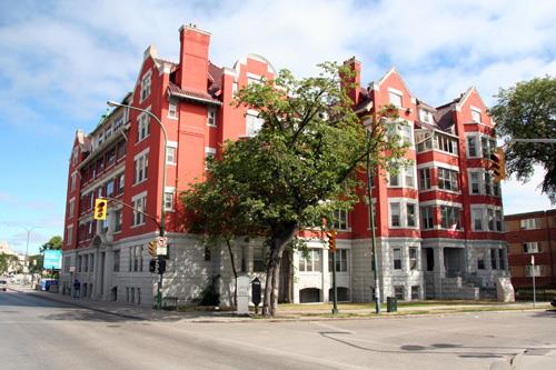 Contextual view, from the southwest, of the Roslyn Court Apartments, Winnipeg, 2006; Historic Resources Branch, Manitoba Culture, Heritage, Tourism and Sport, 2006