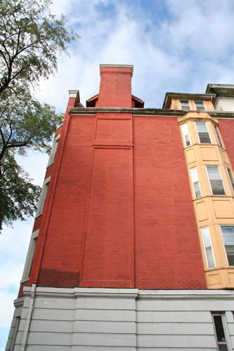 Wall details of the Roslyn Court Apartments, Winnipeg, 2006; Historic Resources Branch, Manitoba Culture, Heritage, Tourism and Sport, 2006