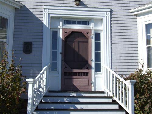 Front entrance, Richmond Hill Farm, Windsor, Nova Scotia, 2006.; Heritage Division, NS Dept. of Tourism, Culture and Heritage, 2006.