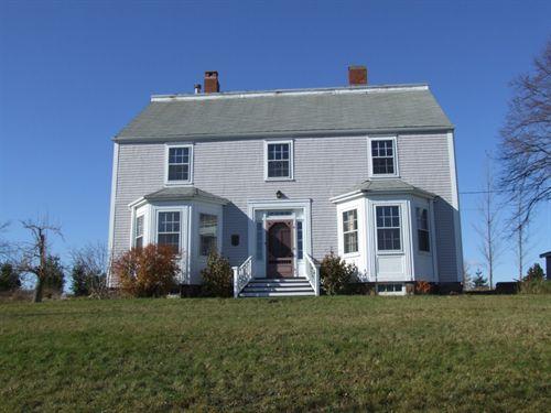 Front elevation, Richmond Hill Farm, Windsor, Nova Scotia, 2006.; Heritage Division, NS Dept. of Tourism, Culture and Heritage, 2006.