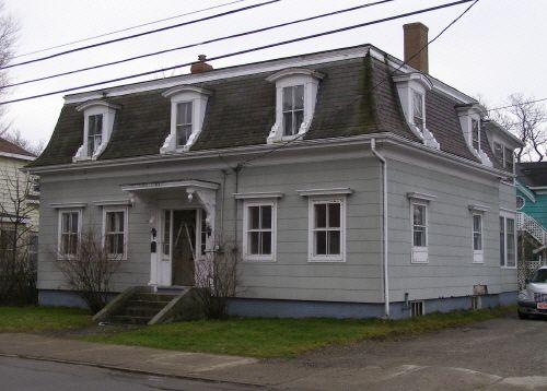 A northwest perspective of the J. W. Bingay / Dr. Morton House, Yarmouth, NS, 2006.; Heritage Division, NS Dept. of Tourism, Culture and Heritage, 2006