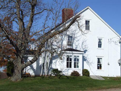 Front and south elevation, Sangster Inn, Falmouth, Nova Scotia, 2006.; Heritage Division, NS Dept. of Tourism, Culture and Heritage, 2006.