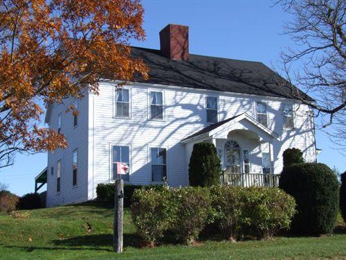 Front and north elevation, Sangster Inn, Falmouth, Nova Scotia, 2006.; Heritage Division, NS Dept. of Tourism, Culture and Heritage, 2006.