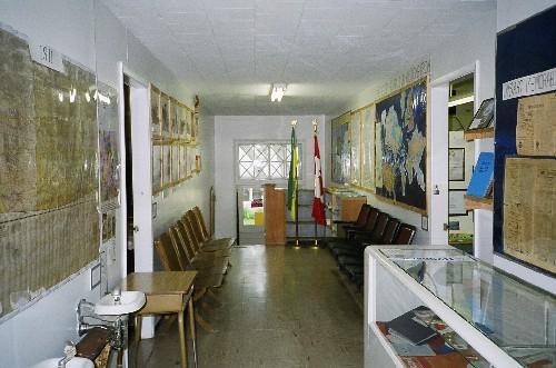 Looking towards the main entrance of the Dysart School, 2006.; Ross Herrington, 2006.