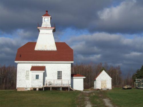 Front elevation, Mullins Point Lighthouse, North Wallace, Nova Scotia, 2006.; Heritage Division, NS Dept. of Tourism, Culture and Heritage, 2006.