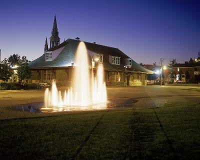 Corner view, at night, of the Canadian Pacific Railway Station in Saint-Jérôme; Ville de Saint-Jérôme | City of Saint-Jérôme