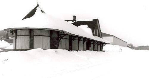Corner view of Canadian Pacific Railway Station, showing both the rear and side façades, 1994.; Agence Parcs Canada / Parks Canada Agency, S. Bronson, 1994.