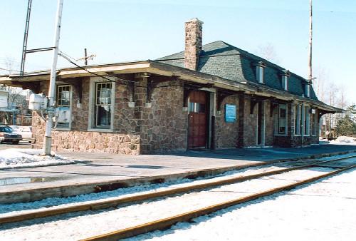 Corner view of Canadian Pacific Railway Station, showing both the rear and side façades, 1994.; Agence Parcs Canada / Parks Canada Agency, Christiane Lefebvre, 1994.