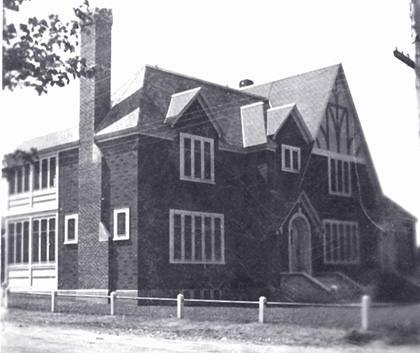 Photo of the former home of Dr. Robichaud; Généalogie Tracadie Inc.