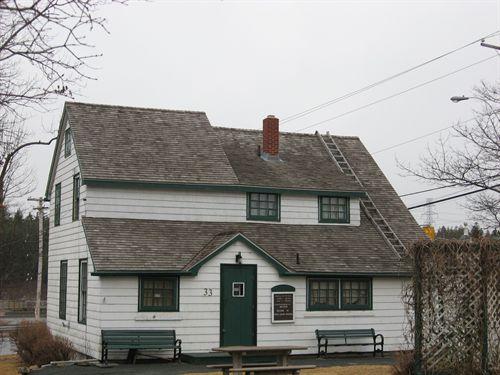 Rear elevation, Fultz House, Lower Sackville, Halifax Regional Municipality, Nova Scotia, 2007.; HRM Planning and Development Services, Heritage Property Program, 2007