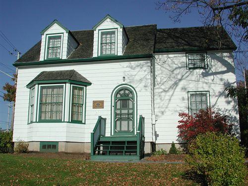 Front elevation, Fultz House, Lower Sackville, Halifax Regional Municipality, Nova Scotia.; HRM Planning and Development Services, Heritage Property Program, 2006.
