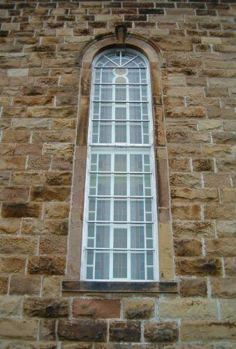 Window with keystone and lug sill, Paroisse Saint-Pierre, Chéticamp, Nova Scotia, 2004.
; Heritage Division, NS Dept. of Tourism, Culture and Heritage, 2004.