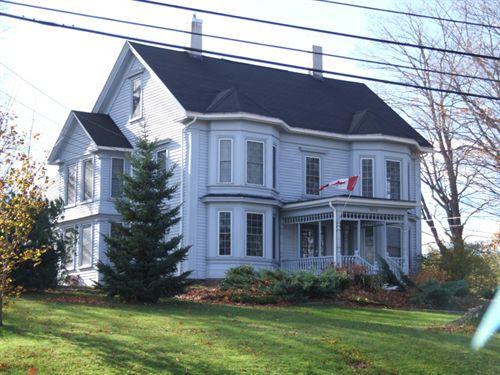 Front and east elevation, Turner House, New Minas, Nova Scotia, 2006.; Heritage Division, NS Dept. of Tourism, Culture and Heritage, 2006.