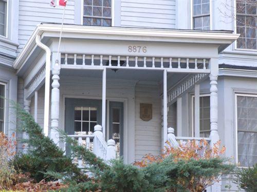 Front entrance, Turner House, New Minas, Nova Scotia, 2006.
; Heritage Division, NS Dept. of Tourism, Culture and Heritage, 2006.
