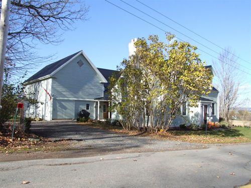 South elevation with attached barn, Borden House, Grand Pré, Nova Scotia, 2006.
; Heritage Division, NS Dept. of Tourism, Culture and Heritage, 2006.