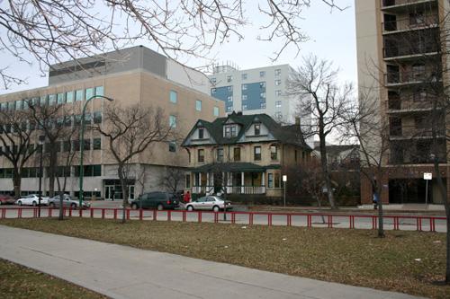 Contextual view, from the northeast, of the Edmonton Street Duplex, Winnipeg, 2006; Historic Resources Branch, Manitoba Culture, Heritage, Tourism and Sport, 2006