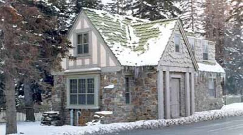 Side view of Building 1, showing the half-timbering featured on the upper half of the building, 1985.; Parks Canada | Parcs Canada, 1985.