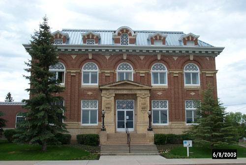 View of the main entrance of the Battleford Court House, 2003.; Parks Canada Agency/ Agence Parcs Canada, 2003.