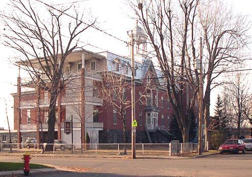Pensionnat de Drummondville; Fondation du patrimoine religieux du Québec, 2003