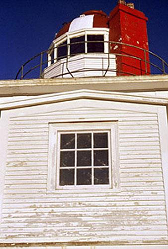 Detail view of the Cape Spear Lighthouse National Historic Site of Canada showing the use of materials typical of early lighthouses: masonry for the tower, metal for the lantern and wood for the house, 2001.; Parks Canada Agency / Agence Parcs Canada, K. Redmond, 2001.