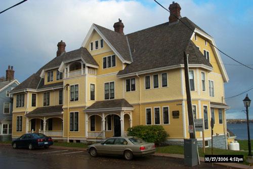Corner view of the Dundas Terrace, showing the façade facing the road, 2006.; Parks Canada Agency/ Agence Parcs Canada, 2006.