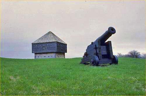 Corner view of Fort Edward, showing two façades and its location in relation to other landscaped components of the fort such as the cannon, 1991.; Parks Canada Agency/ Agence Parcs Canada, 1991.