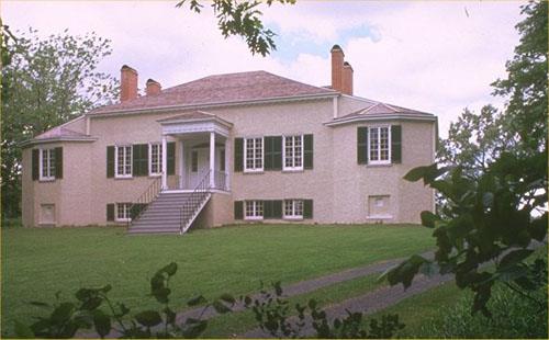 Corner view of the façade with the main entrance to the Inverarden house, 1988.; Parks Canada Agency/ Agence Parcs Canada, 1988.