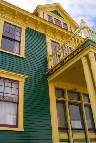 Detailed image of a portion of the main facade, George C. Harris House, Grand Bank.; HFNL 2007