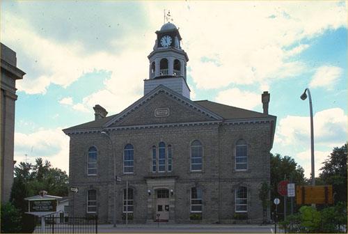 Façade of the Perth Town Hall, surmounted by a Georgian town clock incorporated in the two-storey pavilion, 1980.; Parks Canada Agency/ Agence Parcs Canada, 1980.