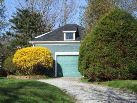 Carriage House/Garage, Etherington-Robertson House, Shelburne, Nova Scotia, 2007.
; Heritage Division, NS Dept. of Tourism, Culture and Heritage, 2007.