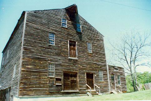 Façade of the east side of the Backhouse Grist Mill, 1998.; Parks Canada Agency/ Agence Parcs Canada, Ken Elder, 1998.