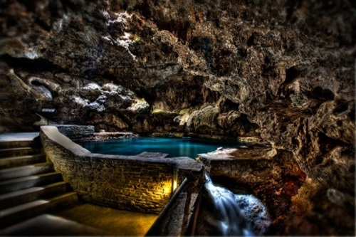 Interior view of the Cave and Basin showing a continuing flow of warm mineral water into the Cave and Basin from the natural springs, 2002.; Parks Canada | Parcs Canada