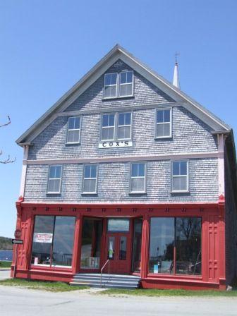 Front entrance, Ann Street, Cox's Warehouse, Shelburne, Nova Scotia, 2007.
; Heritage Division, NS Dept. of Tourism, Culture and Heritage, 2007.