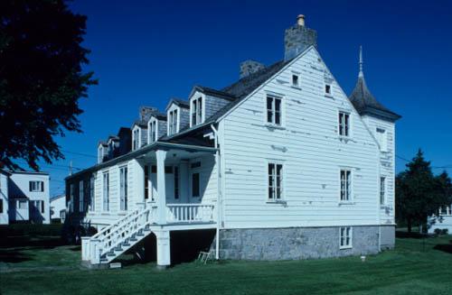 Corner view of the Étienne-Paschal-Taché House, showing the rear façade, 1994.; Parks Canada Agency/ Agence Parcs Canada, CIHB - (HRS 839), 1994.