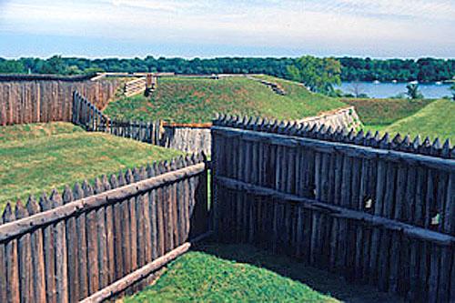 General view of the Fort George National Historic Site of Canada walls and palissades, 1985.; Parks Canada Agency / Agence Parcs Canada, B. Morin, 1985.