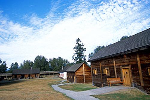 General view of the Fort Langley National Historic Site of Canada showing the footprints as well as remnants and reconstructed profiles of buildings and structures inside the palisades of the fort, 2005.; Parks Canada Agency / Agence Parcs Canada, J. Gordon, 2005.